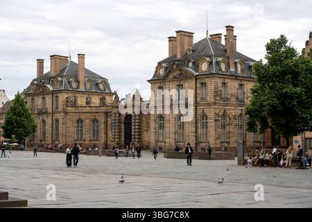 Unterwegs à Straßburg. Der Rohan-Palast Palais Rohan à Strasbourg. Er gehört in die Kulturperiode des Barock. In ihm sind heute drei bedeutende Museen untergebracht : Das Archäologische Museum MusÃ e archÃ ologique, das Kunstgewerbemuseum MusÃ e des Arts dÃ coratifs sowie das Museum für schöne Künste MusÃ e des Beaux-arts. Straßburg Bas-Rhin Frankreich *** sur la route de Strasbourg le Palais Rohan Palais Rohan à Strasbourg il appartient à la période culturelle baroque aujourd'hui il abrite trois musées importants le Musée archéologique MusÃ e archÃ ologique , le Musée des Arts décoratifs MusÃ e d Banque D'Images