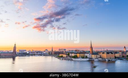 Stockholm, incroyable coucher de soleil sur la vieille ville, Riddarholmen et la mairie. Soirées d'été en Suède Banque D'Images