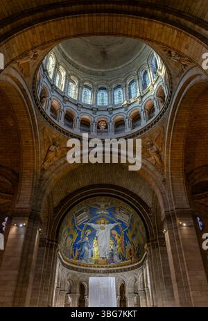 Intérieur de la basilique du Sacré-Couer au sommet de Montmartre, Paris. Cet architecte catholique Paul Abadie est dédié au Sacré-cœur de Jésus. Banque D'Images