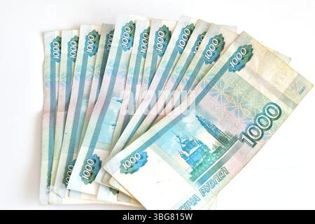 L'argent russe, les roubles, en coupures de 1000, se trouvent en éventail sur la table. Banque D'Images