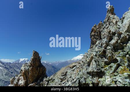 De superbes formations rocheuses surplombent le paysage à couper le souffle des montagnes des Andes sous un ciel bleu vibrant, mettant en valeur la beauté de la nature sur un Banque D'Images