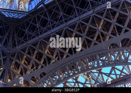 La Tour Eiffel doit être le bâtiment le plus emblématique de Paris. Inauguré en 1889, il est le monument le plus visité au monde avec 7 millions de visiteurs par an. Banque D'Images