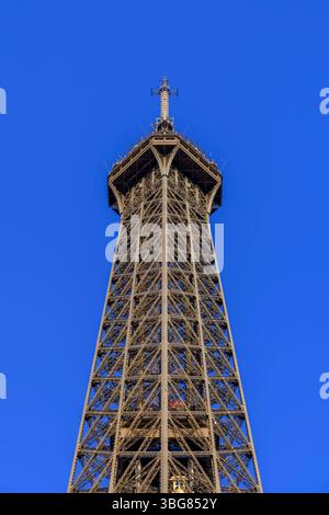 La Tour Eiffel doit être le bâtiment le plus emblématique de Paris. Inauguré en 1889, il est le monument le plus visité au monde avec 7 millions de visiteurs par an. Banque D'Images