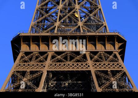 La Tour Eiffel doit être le bâtiment le plus emblématique de Paris. Inauguré en 1889, il est le monument le plus visité au monde avec 7 millions de visiteurs par an. Banque D'Images