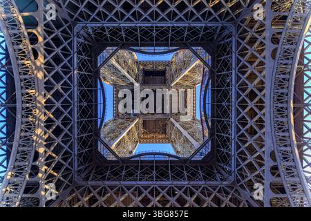 La Tour Eiffel doit être le bâtiment le plus emblématique de Paris. Inauguré en 1889, il est le monument le plus visité au monde avec 7 millions de visiteurs par an. Banque D'Images