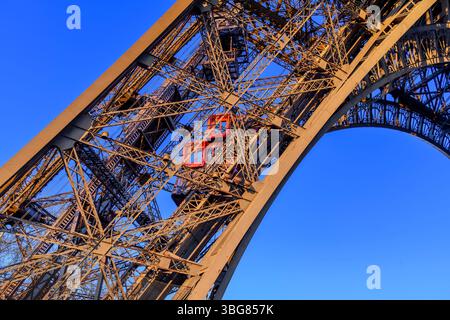 La Tour Eiffel doit être le bâtiment le plus emblématique de Paris. Inauguré en 1889, il est le monument le plus visité au monde avec 7 millions de visiteurs par an. Banque D'Images