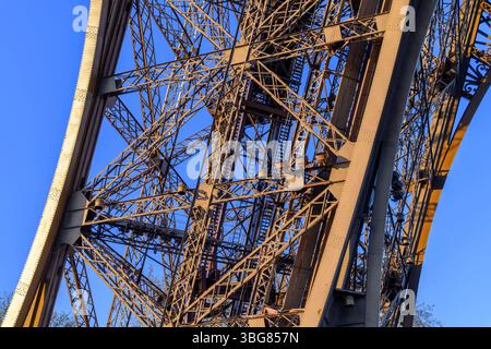La Tour Eiffel doit être le bâtiment le plus emblématique de Paris. Inauguré en 1889, il est le monument le plus visité au monde avec 7 millions de visiteurs par an. Banque D'Images