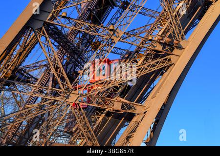 La Tour Eiffel doit être le bâtiment le plus emblématique de Paris. Inauguré en 1889, il est le monument le plus visité au monde avec 7 millions de visiteurs par an. Banque D'Images