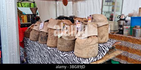 Marché Amboise, France - 5,2025 : stand de marché affichant de lourds sacs de toile de jute de grains de café. Banque D'Images