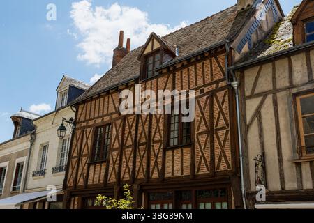 Maison à proximité centre en face du Château d'Amboise, France - 5,2025 : Maison historique à colombages sous ciel bleu Banque D'Images