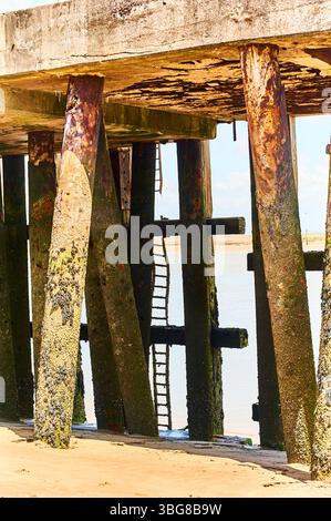 Rouille et bernacled jambes couvertes de vieux et fermé terminal de ferry RoRo sur l'estuaire de Wrye à Fleetwood Banque D'Images