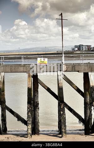 Rouille et bernacled jambes couvertes de vieux et fermé terminal de ferry RoRo sur l'estuaire de Wrye à Fleetwood Banque D'Images