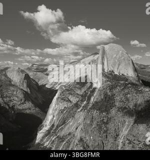 États-Unis d'Amérique, Californie, parc national Yoesmite. La vue emblématique de Half Dome vue depuis Glacier point au coucher du soleil. Banque D'Images
