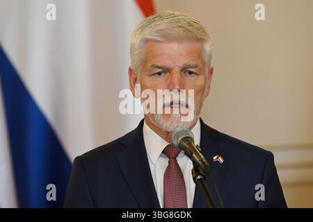 Prague, République tchèque. 04 juin 2025. Le président tchèque Petr Pavel a vu lors d'une conférence de presse conjointe au château de Prague. Le couple royal néerlandais, le roi Willem-Alexander des pays-Bas et la reine Maxima des pays-Bas, visite la République tchèque et rencontre le président tchèque Petr Pavel et son épouse Eva Pavlova. Crédit : SOPA images Limited/Alamy Live News Banque D'Images