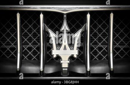 Logo Maserati sur l'avant d'une voiture lors d'un salon automobile Banque D'Images