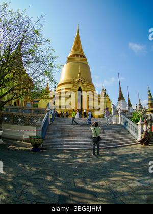 PRA Sri Rattana Chedi au Wat Phra Kaeo à Bangkok, Thaïlande Banque D'Images
