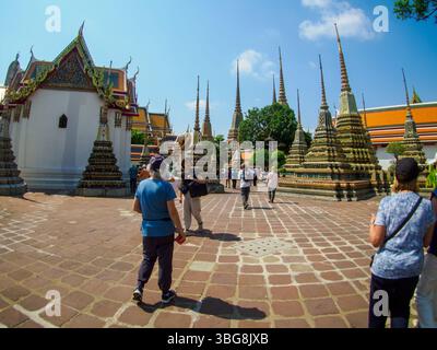 Les touristes explorent le temple Wat Pho du Bouddha doré couché à Bangkok, en Thaïlande Banque D'Images
