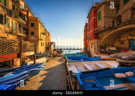 Riomaggiore village de pêcheurs, bateaux en face de la mer. Parc national des Cinque Terre, région Ligurie, Italie, Europe. Banque D'Images