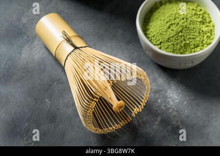 Fouet à thé Matcha en bois bambou prêt à l'emploi Banque D'Images