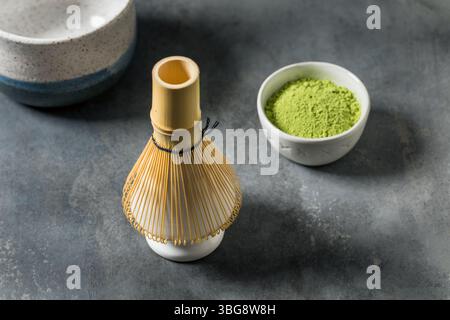 Fouet à thé Matcha en bois bambou prêt à l'emploi Banque D'Images