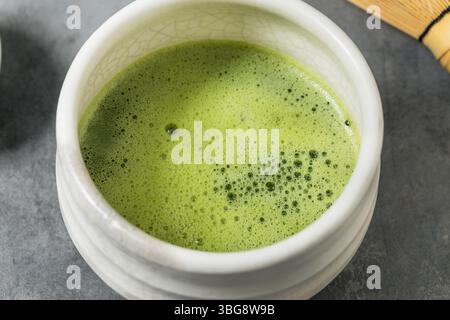 Thé Matcha japonais vert maison dans un bol traditionnel Banque D'Images