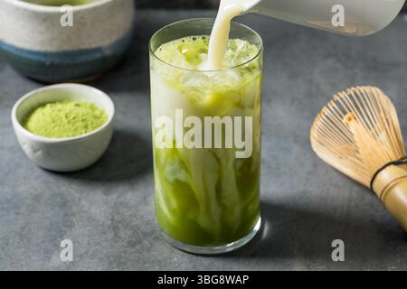 Thé vert Matcha japonais glacé froid et rafraîchissant avec du lait Banque D'Images
