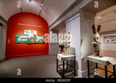 WASHINGTON, D.C. — « Untitled (Caparena figure) » (vers 1961-72), créé par Clarence et Grace Woolsey, est exposé dans les Galeries for Folk and Self-Teached Art au Smithsonian American Art Museum. La sculpture, fabriquée à partir de bouteilles, de bois et de fil métallique, représente l'une des nombreuses figures fantaisistes produites par les Woolseys pour leur environnement de cour dans l'Iowa. Le couple a commencé à créer des sculptures en bouteille en 1961, développant finalement ce qu'ils ont appelé « la plus grande caparène pionnière du monde », qui a attiré des visiteurs jusqu'à son démantèlement en 1972. Clarence Woolsey (1909-1987) et Grace WO Banque D'Images