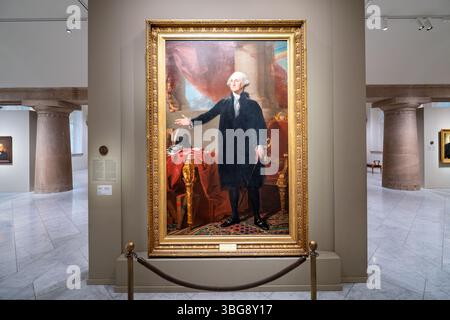 WASHINGTON DC — L'emblématique Portrait de George Washington « Lansdowne », peint par l'artiste américain Gilbert Stuart en 1796, est exposé à la Smithsonian National Portrait Gallery. Cette huile sur toile représente le premier président des États-Unis (1789-1797) dans une pose officielle censée faire référence au discours de Washington au Congrès en décembre 1795. Stuart a incorporé les traditions européennes de portraits d'État tout en incluant des références directes à la nation nouvellement formée. La peinture a été acquise en cadeau à la nation par l'intermédiaire de la Fondation Donald W. Reynolds et est cataloguée sous le numéro NPG.2001.13. Stuar Banque D'Images