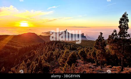 Paysage incroyable de Roque Nublo, Roque Bentayga, forêt, volcan Teide et coucher de soleil de Pico de las Nieves à Gran Canaria, îles Canaries, Banque D'Images
