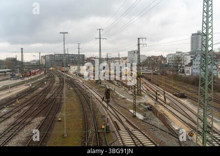 Paysage de chemin de fer à angle élevé vu à Ulm, une ville dans un état nommé Baden-Wuerttemberg dans le sud-ouest de l'Allemagne Banque D'Images