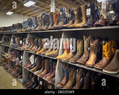 01 JUIN 2025 - Austin, TX, USA - Une rangée de bottes de cow-boy authentiques traditionnelles à vendre dans un magasin à Austin, TX Banque D'Images