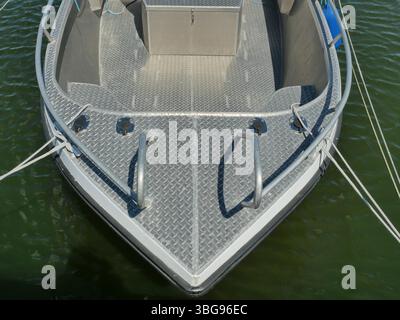 Petit bateau en aluminium dans la marina calme de Ralswiek, Ruegen. Copyspace. Espace pour les textes et les dessins Banque D'Images
