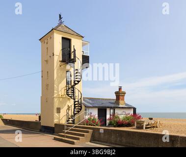 Aldeburgh, Suffolk. ROYAUME-UNI. La South Lookout Tower sur le front de mer. Banque D'Images