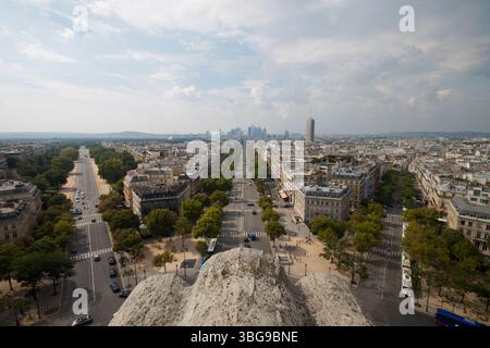 L'emblématique Tour Eiffel s'élève au-dessus du paysage urbain tentaculaire de Paris sous un ciel nuageux. Banque D'Images