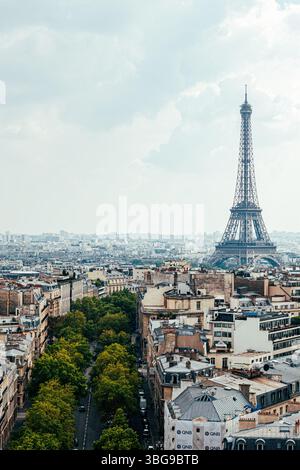L'emblématique Tour Eiffel s'élève au-dessus du paysage urbain tentaculaire de Paris sous un ciel nuageux. Banque D'Images