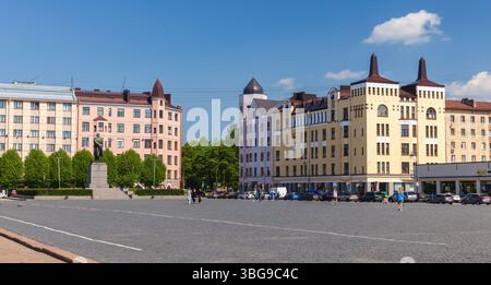 Vyborg, Russie - 27 mai 2024 : vue sur la rue de Vyborg par une journée ensoleillée. Les gens marchent sur la place Rouge. Une journée ensoleillée sur une place de la ville avec une histoire vibrante Banque D'Images