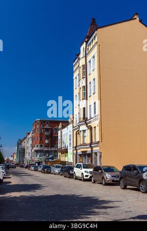 Vyborg, Russie - 27 mai 2024 : vue verticale de la rue de Vyborg par une journée ensoleillée. Avenue Lénine. Une rue pittoresque de la ville présentant des bâtiments dynamiques, PA Banque D'Images