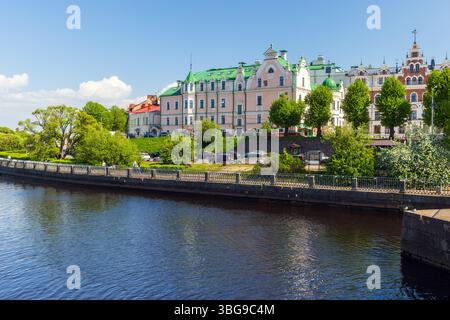 Vyborg, Russie - 27 mai 2024 : Vyborg vieille ville vue sur la rue photo prise un jour ensoleillé, les gens marchent dans la rue Banque D'Images