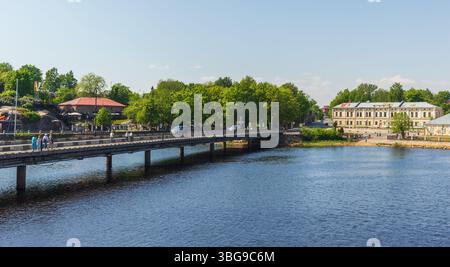 Vyborg, Russie - 27 mai 2024 : vieille ville de Vyborg, photo panoramique vue sur la rue prise un jour ensoleillé, les gens marchent le pont de la forteresse Banque D'Images