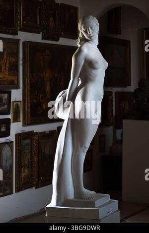 Château de Bory, Székesfehérvár, Hongrie - mai 31 2025 : sculpture féminine gracieuse de Jenő Bory entourée de peintures encadrées, en format vertical Banque D'Images