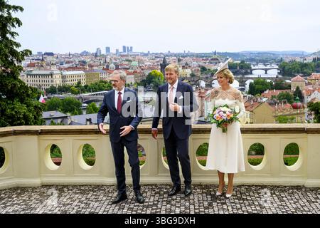 Prague, République tchèque. 04 juin 2025. 13 :42 :23 PRAGUE, 04-06-2025, Villa KramarovaRoi Willem Alexander et Reine Máxima effectuent une visite d'Etat en République tchèque à l'invitation du Président. PHOTO : NLBeeld/Patrick van EmstDans la photo : le couple royal lors d'une rencontre avec le premier ministre de la République tchèque, Petr Fiala. Crédit : NL Beeld / Patrick van EMST crédit : NL Beeld / Alamy Live News Banque D'Images