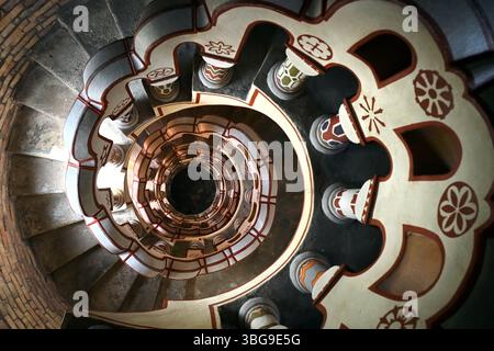 Château de Bory, Székesfehérvár, Hongrie - mai 31 2025 : vue d'escalier en colimaçon orné dans un design architectural unique Banque D'Images