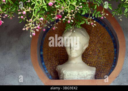 Château de Bory, Székesfehérvár, Hongrie - mai 31 2025 : sculpture de buste par Jenő Bory de sa femme Ilona Komocsin, exposée dans le jardin Banque D'Images
