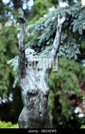Château de Bory, Székesfehérvár, Hongrie - mai 31 2025 : sculpture en bronze d'une femme avec les bras levés par Jenő Bory dans le jardin en format vertical Banque D'Images