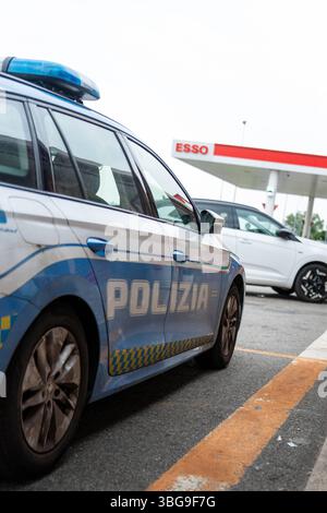 Italie - 4 juin 2025 : une voiture de patrouille de la police routière italienne est garée dans une aire de repos en Italie. Une station-service Esso peut être vue en arrière-plan - situation de contrôle ou de rupture sur l'autoroute. *** Ein Streifenwagen der Italienischen Autobahnpolizei steht an einem Rastplatz in Italien. IM Hintergrund ist eine Esso-Tankstelle zu sehen Kontroll- oder Pausensituation auf der Fernstraße. Banque D'Images