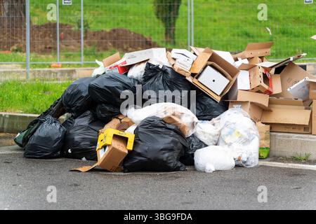 Italie - 4 juin 2025 : une grande quantité d'ordures est désordonnée au bord de la route - sacs noirs, boîtes en carton et emballages s'empilent. Le déversement non contrôlé montre un problème aigu d'élimination dans les espaces publics. *** Eine große Menge Müll liegt ungeordnet am Straßenrand schwarze Säcke, Kartons und Verpackungen stapeln sich. Die wilde Ablagerung zeigt ein akutes Entsorgungsproblem im öffentlichen Raum. Banque D'Images