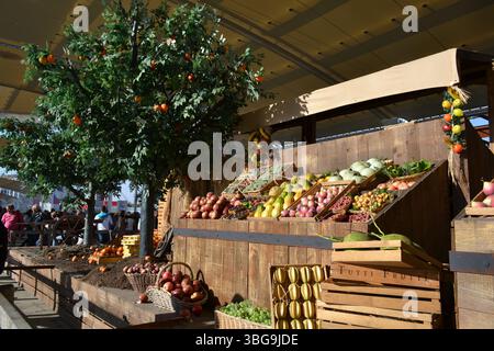Les étals traditionnels italiens situés le long de la rue principale Decumano créée par Dante Ferretti. Les produits agricoles sur eux semblent réels. Banque D'Images
