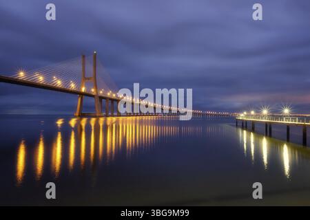 Capitale historique, temple, bâtiments, attractions, transports, tramways, pont Banque D'Images