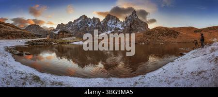 Vue panoramique sur le groupe de montagnes pale di San Martino avec des sommets - Cima di Vezzana et Cimon della Pala avec la cabane Baita Segantini Banque D'Images