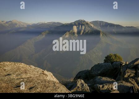Moro Rock est une formation rocheuse de dôme de granit dans le parc national de Sequoia, Californie, États-Unis, Amérique du Nord Banque D'Images